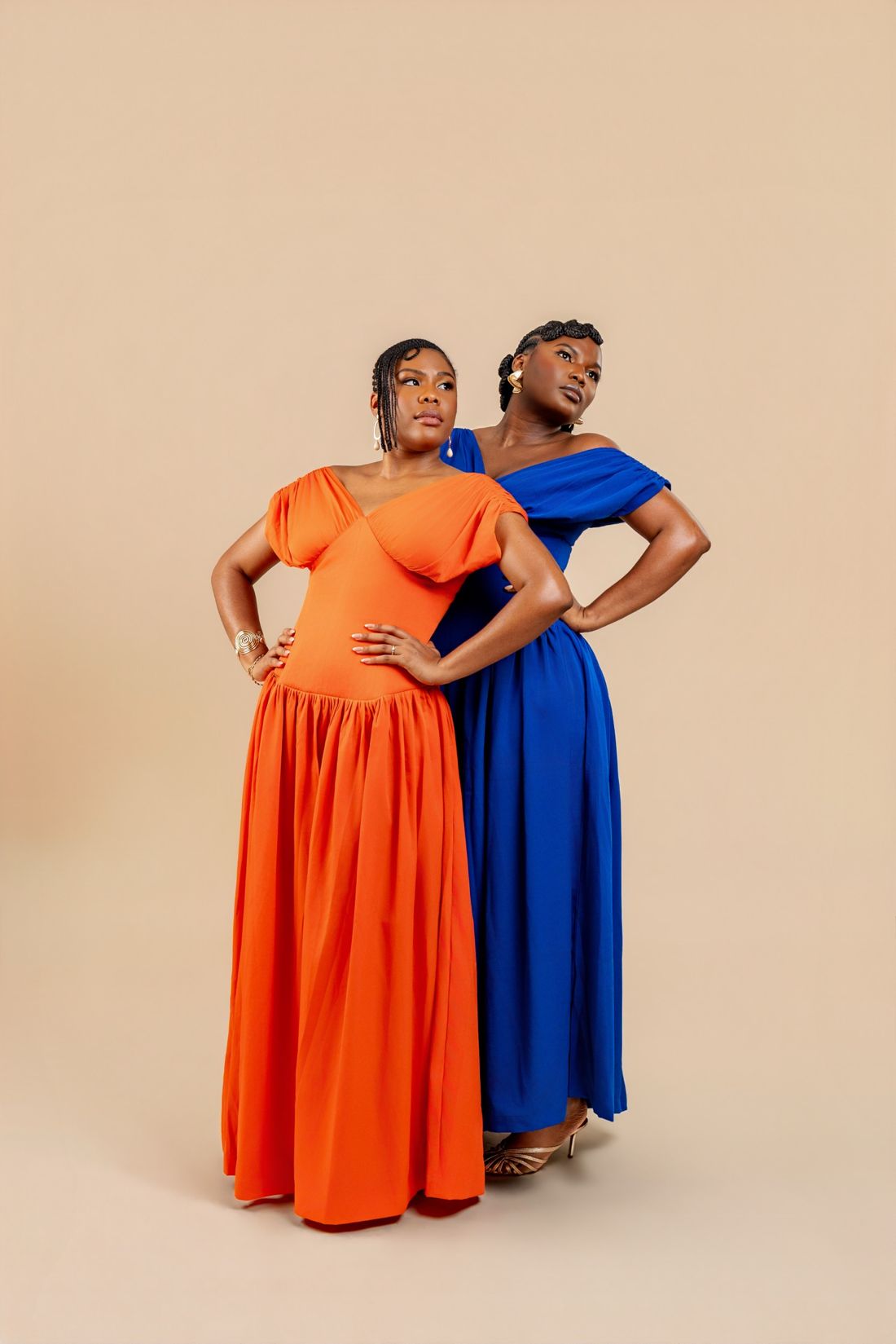 Deux mannequins en robes AYLAA orange et bleu roi