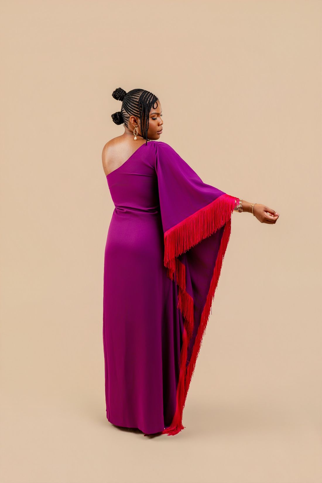 Robe violette mono épaule à franges fuchsia