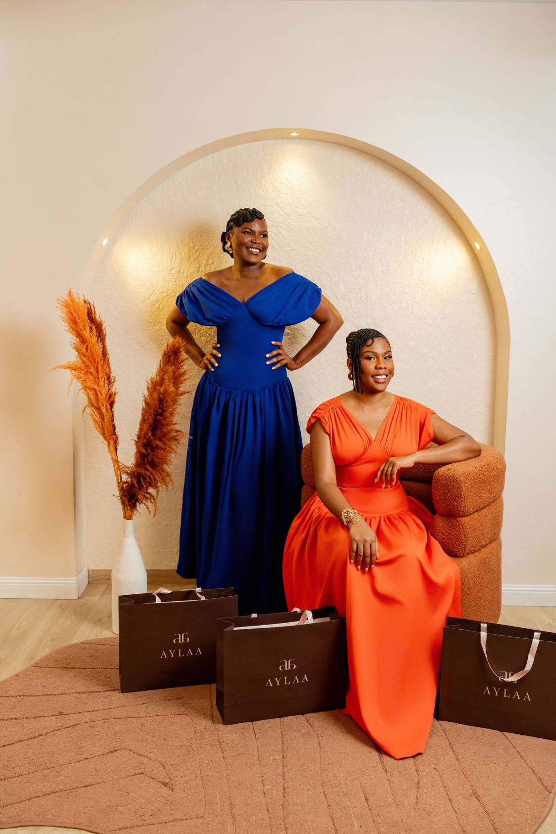 Deux femmes en robe Sira avec des sacs AYLAA